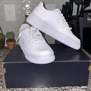 NWT Nike AF1 Pixels (white)